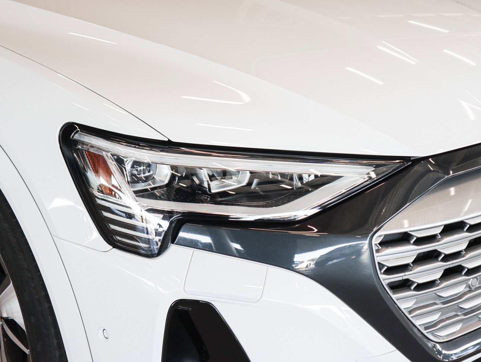 Used 2024 Audi Q8 e-tron Premium Plus image 30