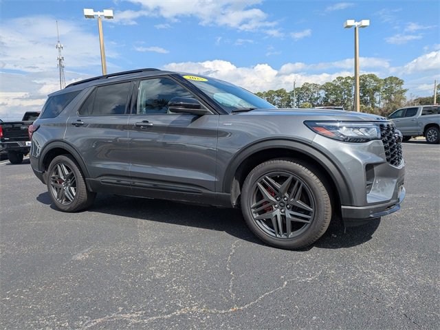 Used 2025 Ford Explorer ST-Line w/ ST-Line Street Pack image 2