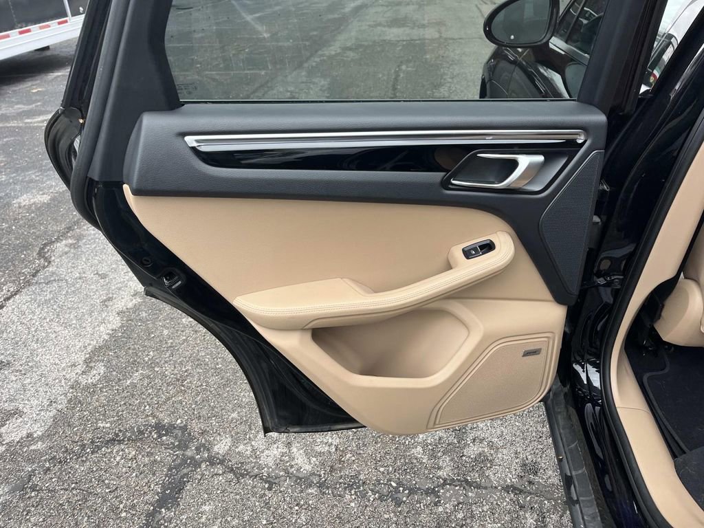 Used 2020 Porsche Macan Base image 12