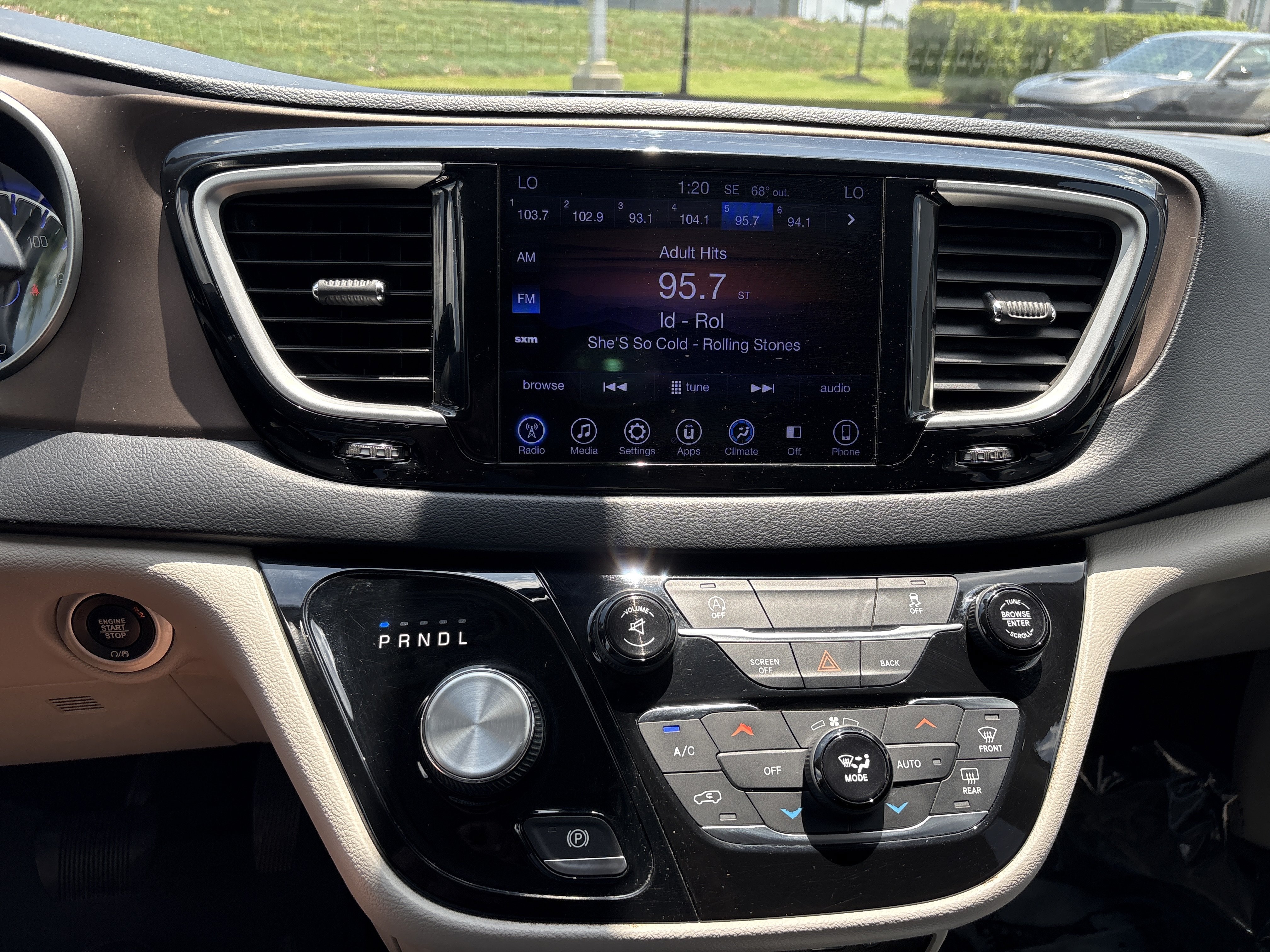 Used 2017 Chrysler Pacifica Touring Plus w/ Tire & Wheel Group FWD image 27