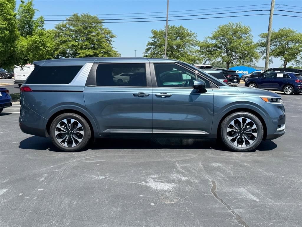 Used 2024 Kia Carnival EX image 2