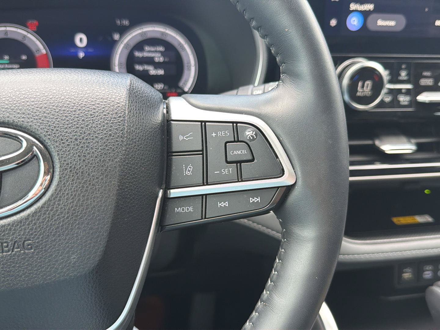 Used 2024 Toyota Highlander Limited AWD/4WD image 30