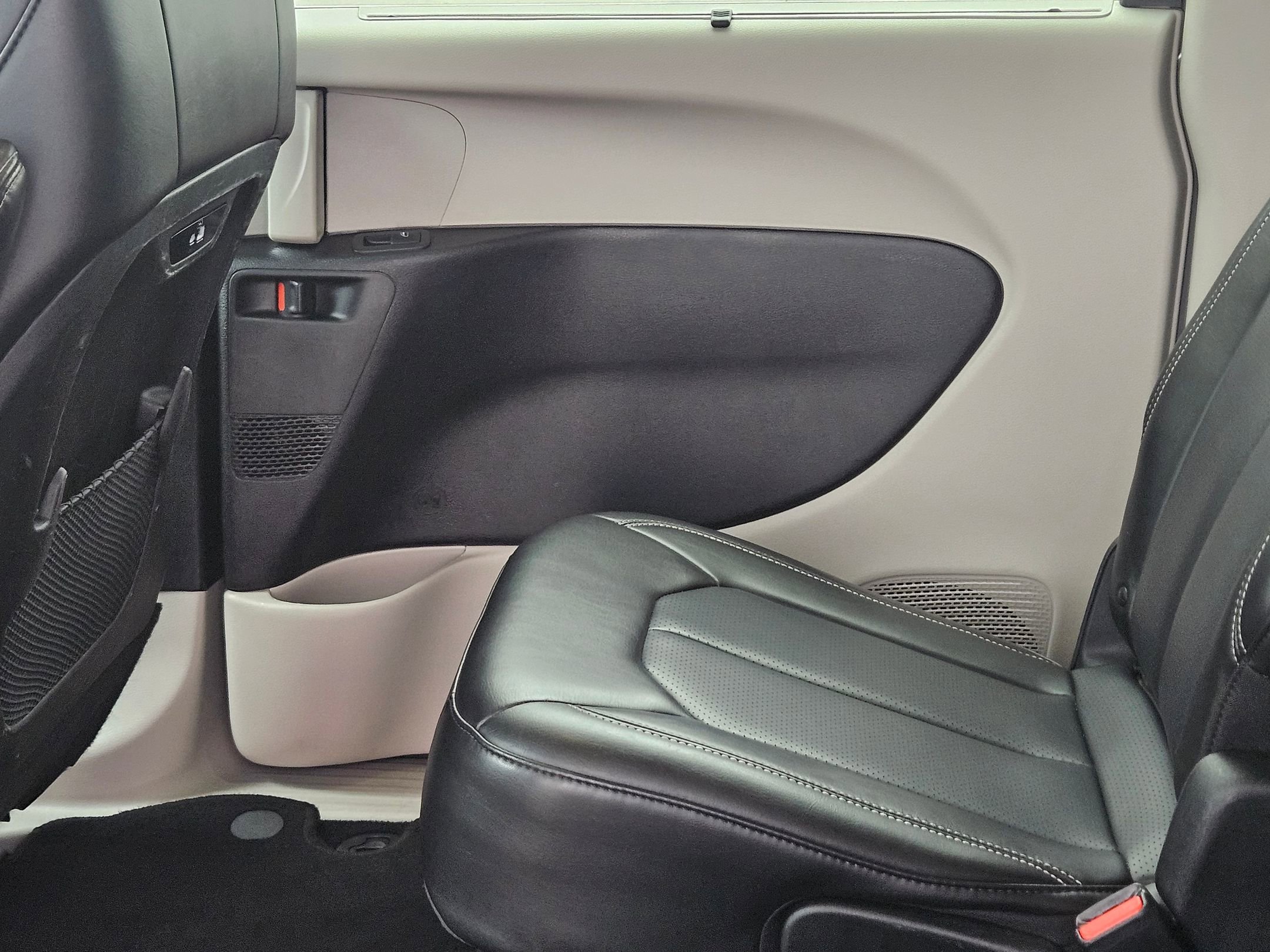 Used 2023 Chrysler Pacifica Touring-L image 22