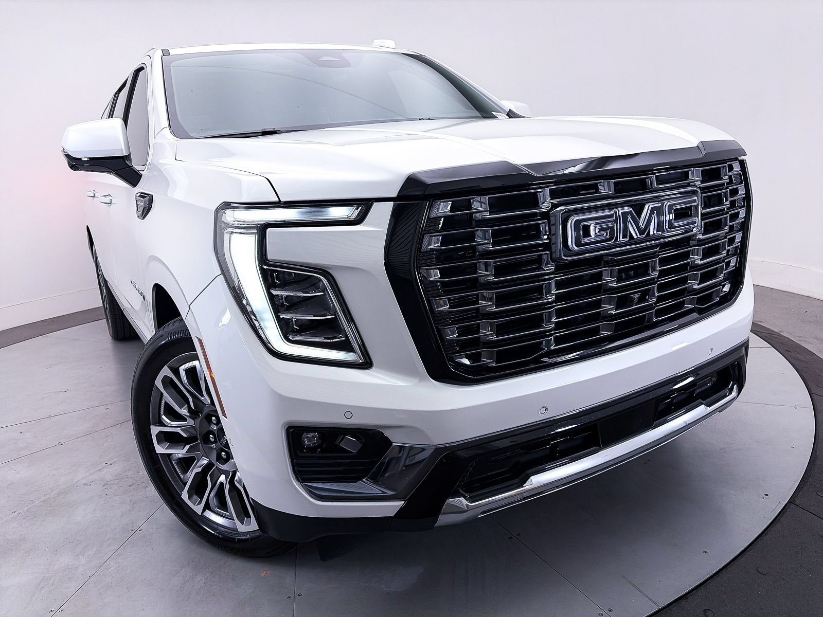 Used 2025 GMC Yukon XL Denali Ultimate AWD/4WD image 3