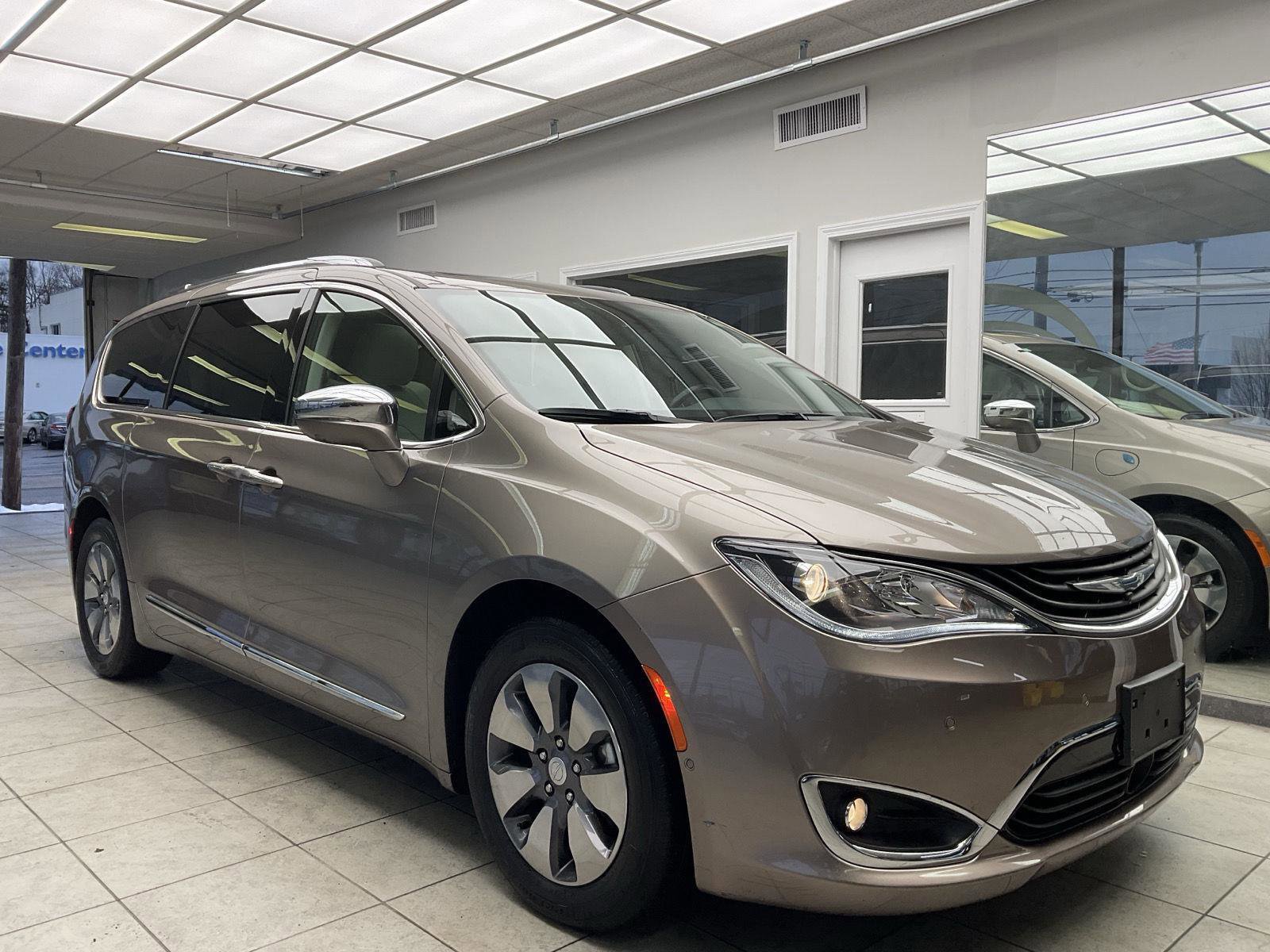 Used 2018 Chrysler Pacifica Limited w/ Advanced Safetytec Group image 1