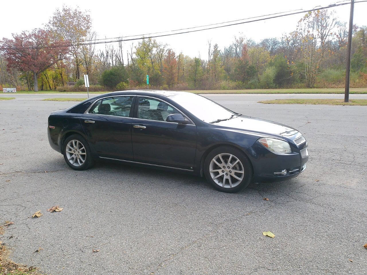 Used 2009 Chevrolet Malibu LTZ w/ Rear Power Package image 5
