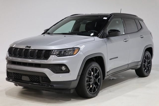 Used 2024 Jeep Compass Latitude w/ Convenience Group AWD/4WD image 3