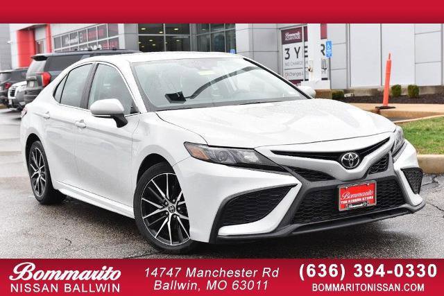 Used 2024 Toyota Camry SE image 1