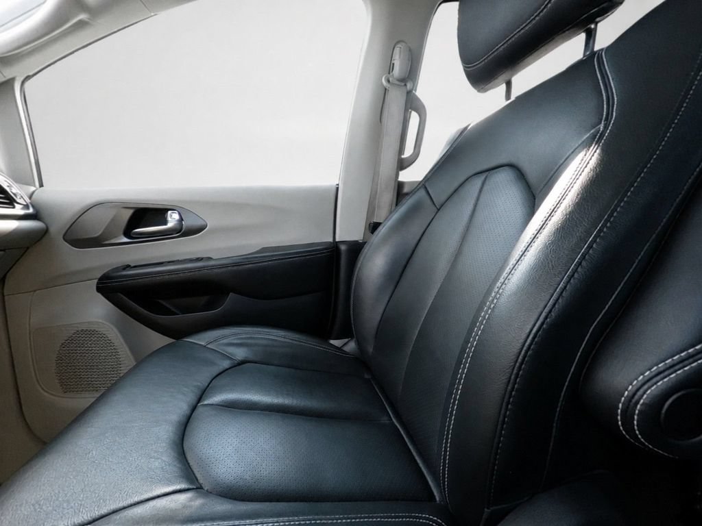 Used 2022 Chrysler Pacifica Touring-L FWD image 23