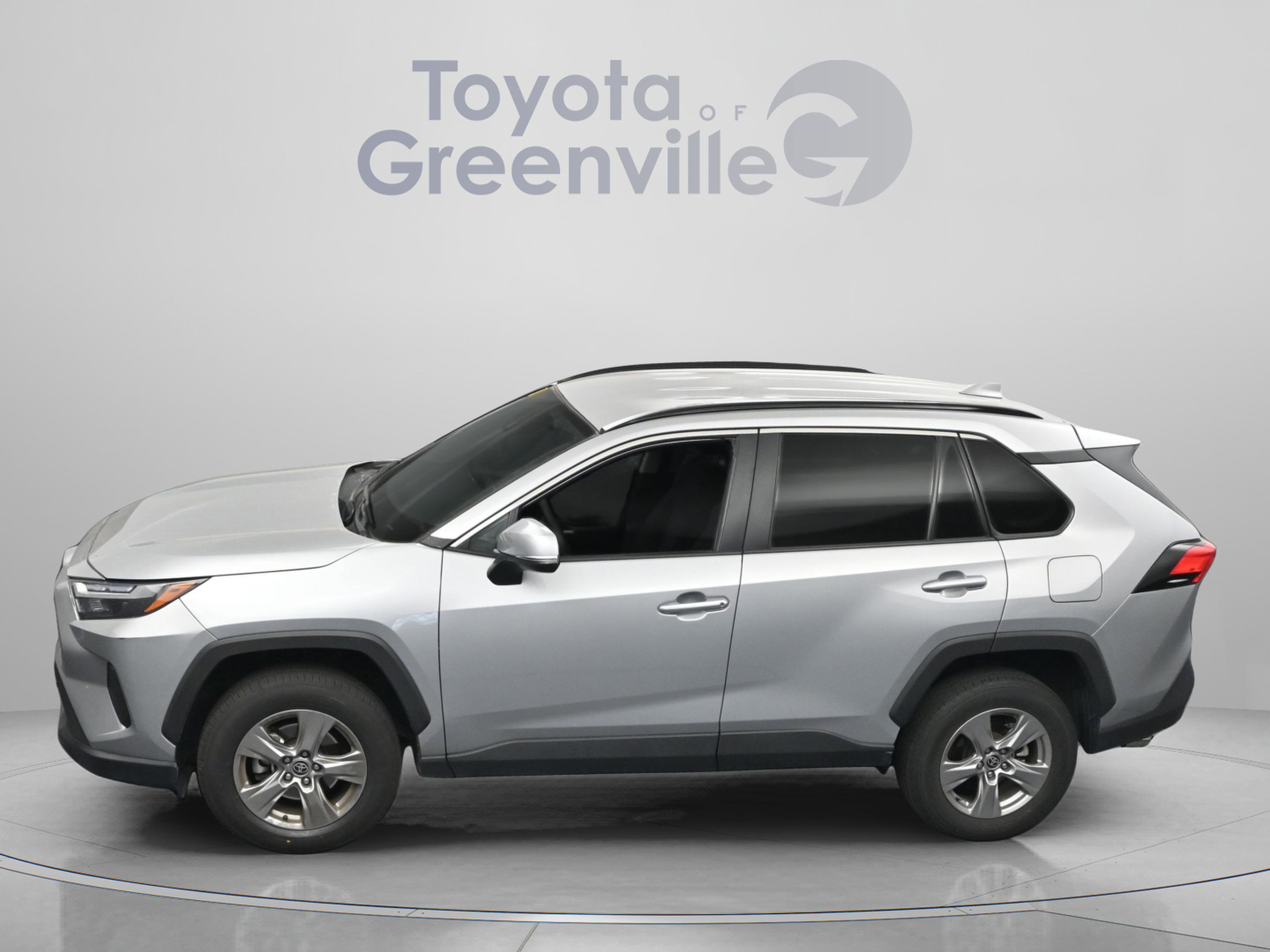 Used 2024 Toyota RAV4 XLE AWD/4WD image 2