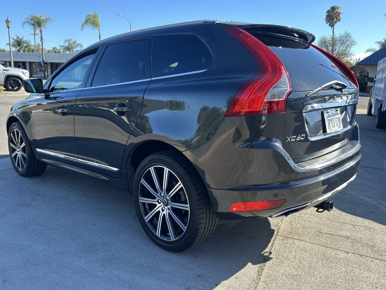 Used 2016 Volvo XC60 T5 Premier w/ Proximity Package FWD image 8