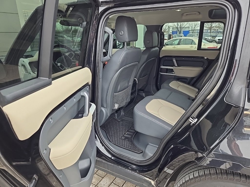 Used 2024 Land Rover Defender 110 X-Dynamic SE image 16