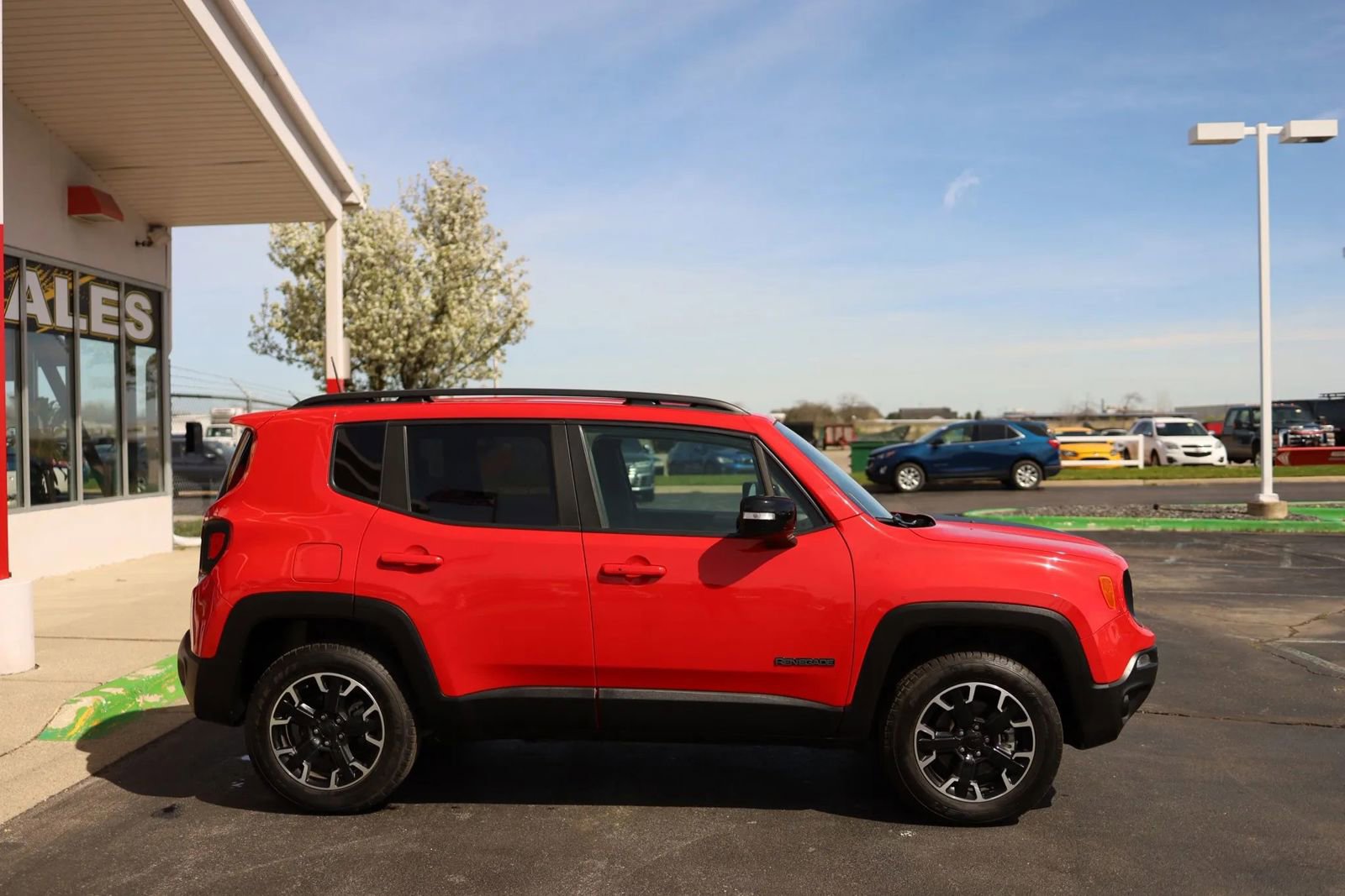 Used 2023 Jeep Renegade Latitude AWD/4WD image 4