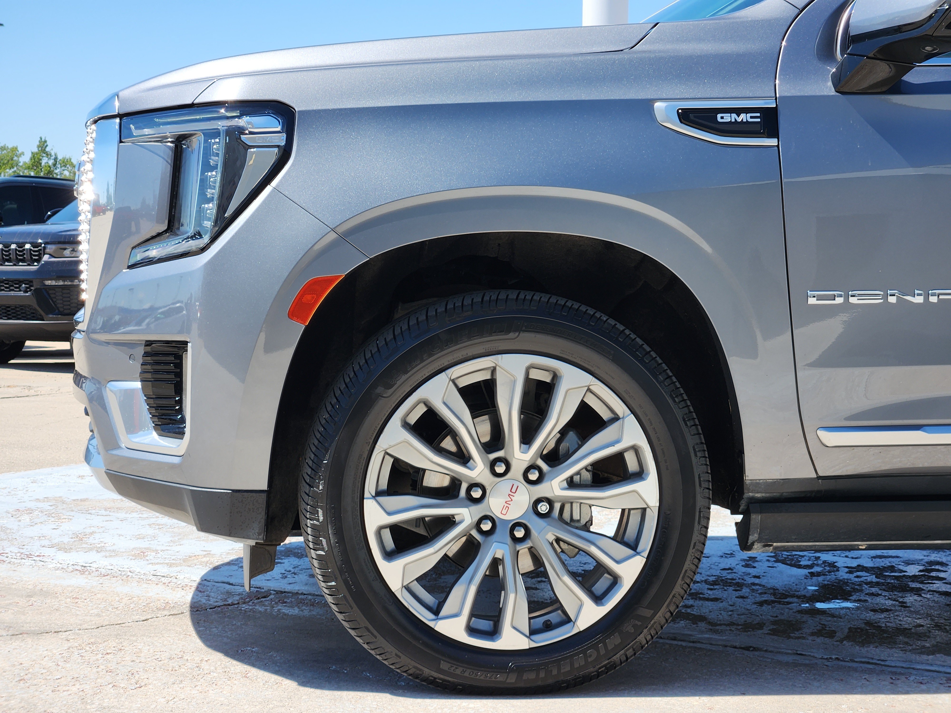Used 2021 GMC Yukon XL Denali w/ Denali Premium Package AWD/4WD image 9