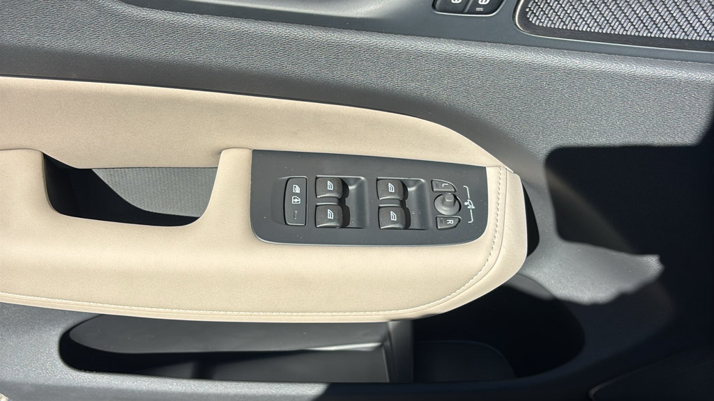 New 2027 Volvo XC60 B5 Plus AWD/4WD image 14