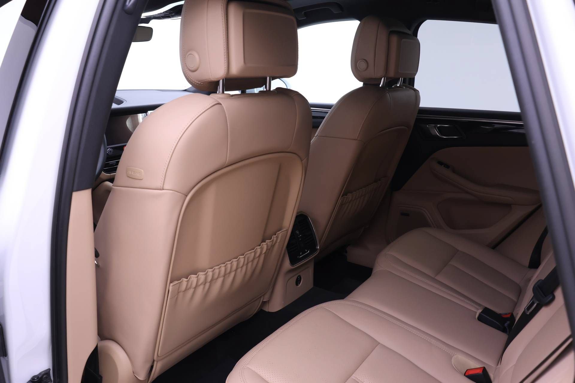 Used 2025 Porsche Macan AWD/4WD image 17