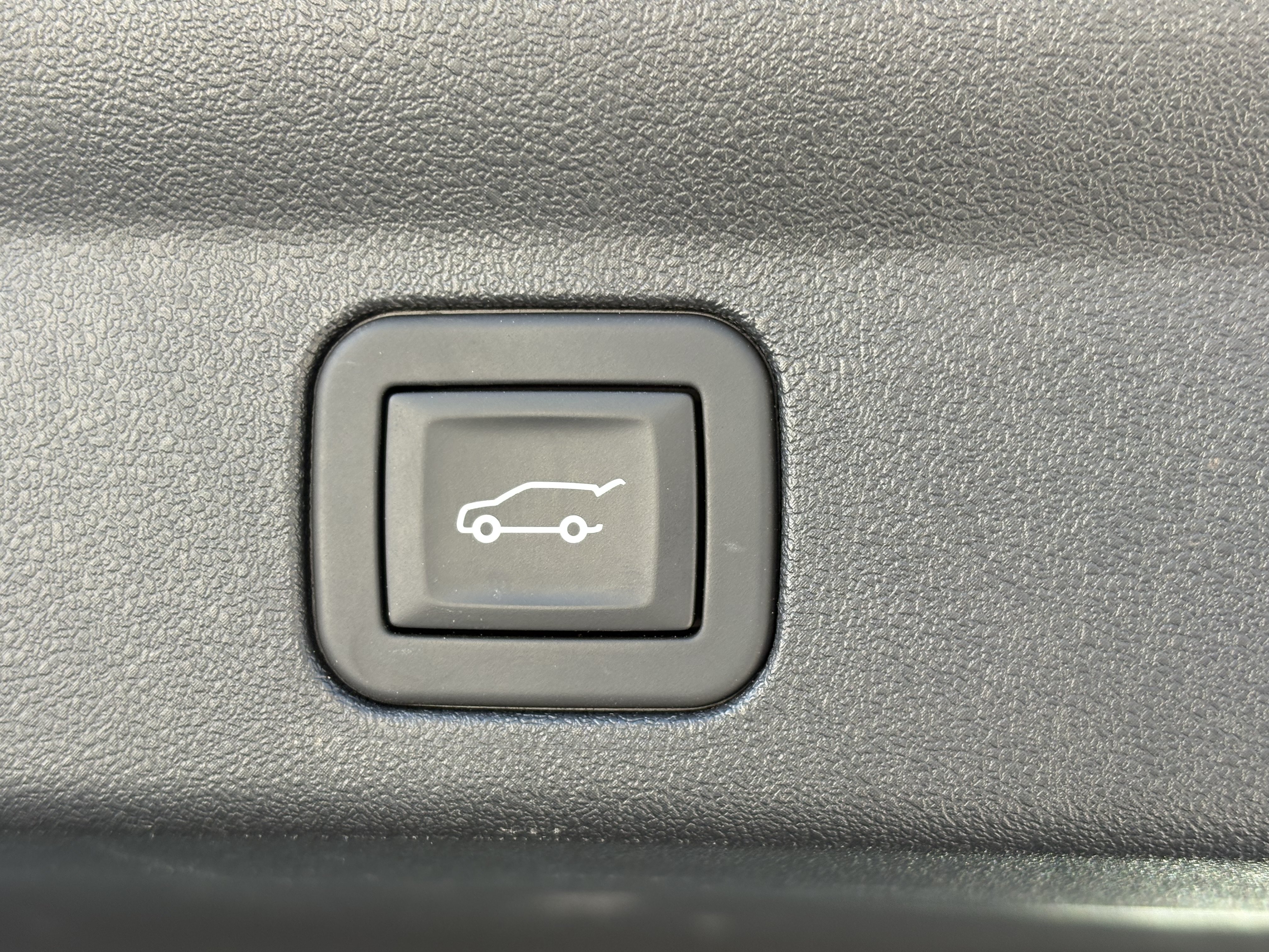 Certified 2025 Cadillac Escalade IQ Luxury 2 w/ LPO, Premium Carpet Package AWD/4WD image 11