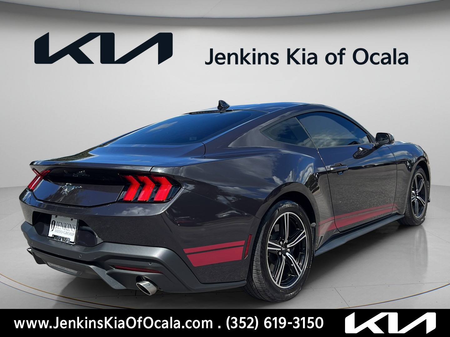 Used 2024 Ford Mustang Coupe RWD image 3