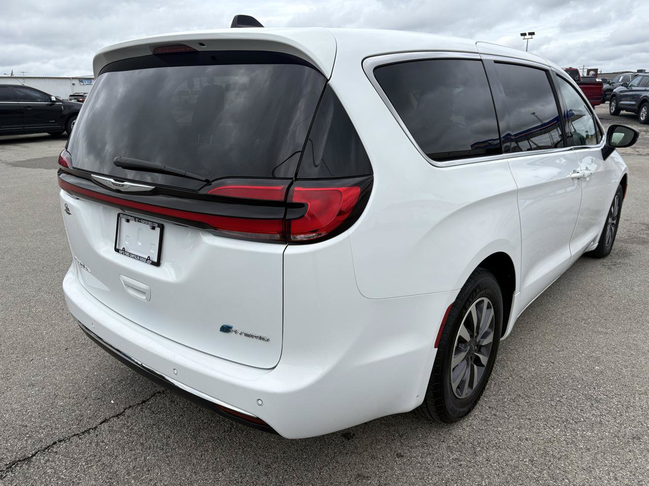 Used 2024 Chrysler Pacifica Limited FWD image 3