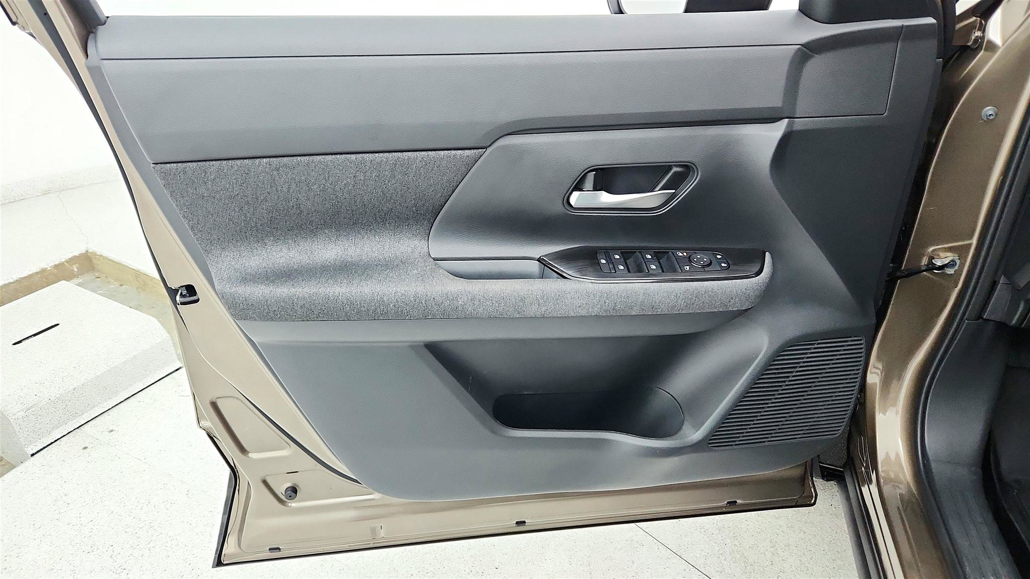 Used 2025 Nissan Kicks SV w/ Charging Package FWD image 22