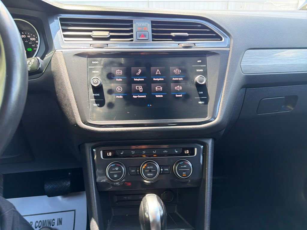 Used 2021 Volkswagen Tiguan SE FWD image 19