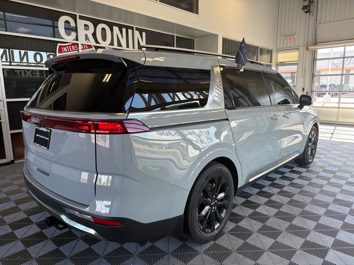 Used 2023 Kia Carnival SX FWD image 6