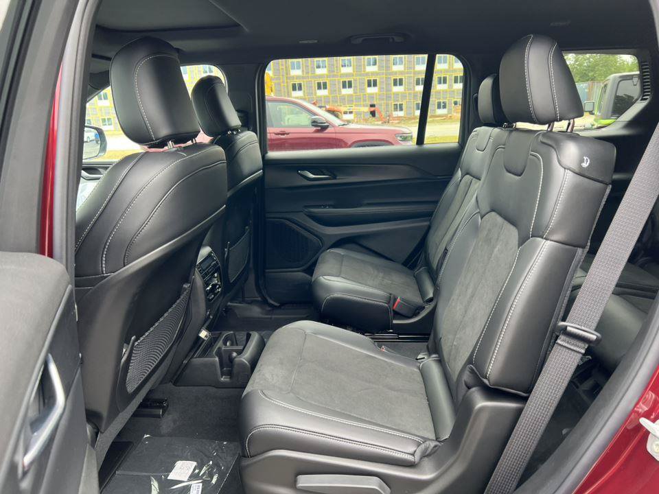 Used 2025 Jeep Grand Cherokee L Altitude AWD/4WD image 4