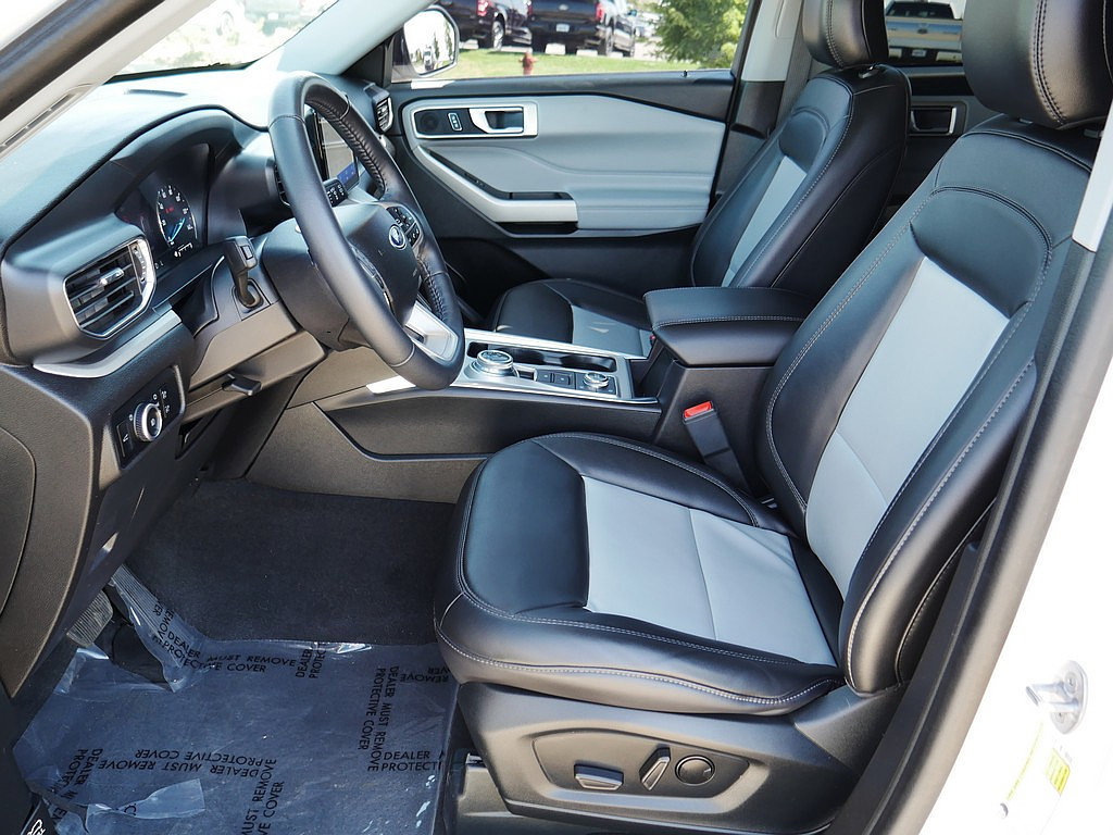 Used 2023 Ford Explorer XLT w/ Equipment Group 202A AWD/4WD image 11