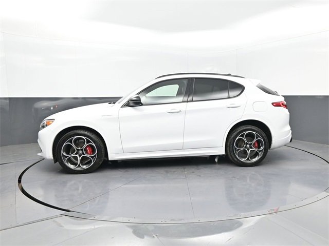 Used 2022 Alfa Romeo Stelvio Veloce image 2