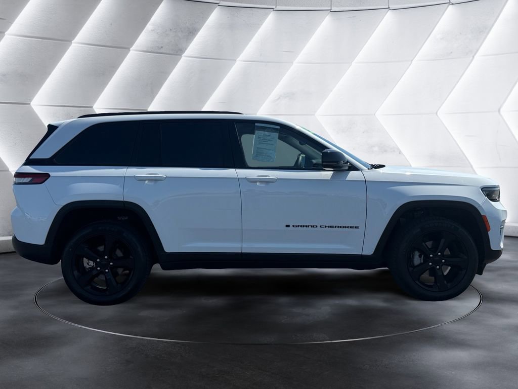 Used 2023 Jeep Grand Cherokee Limited w/ Black Appearance Package RWD image 6