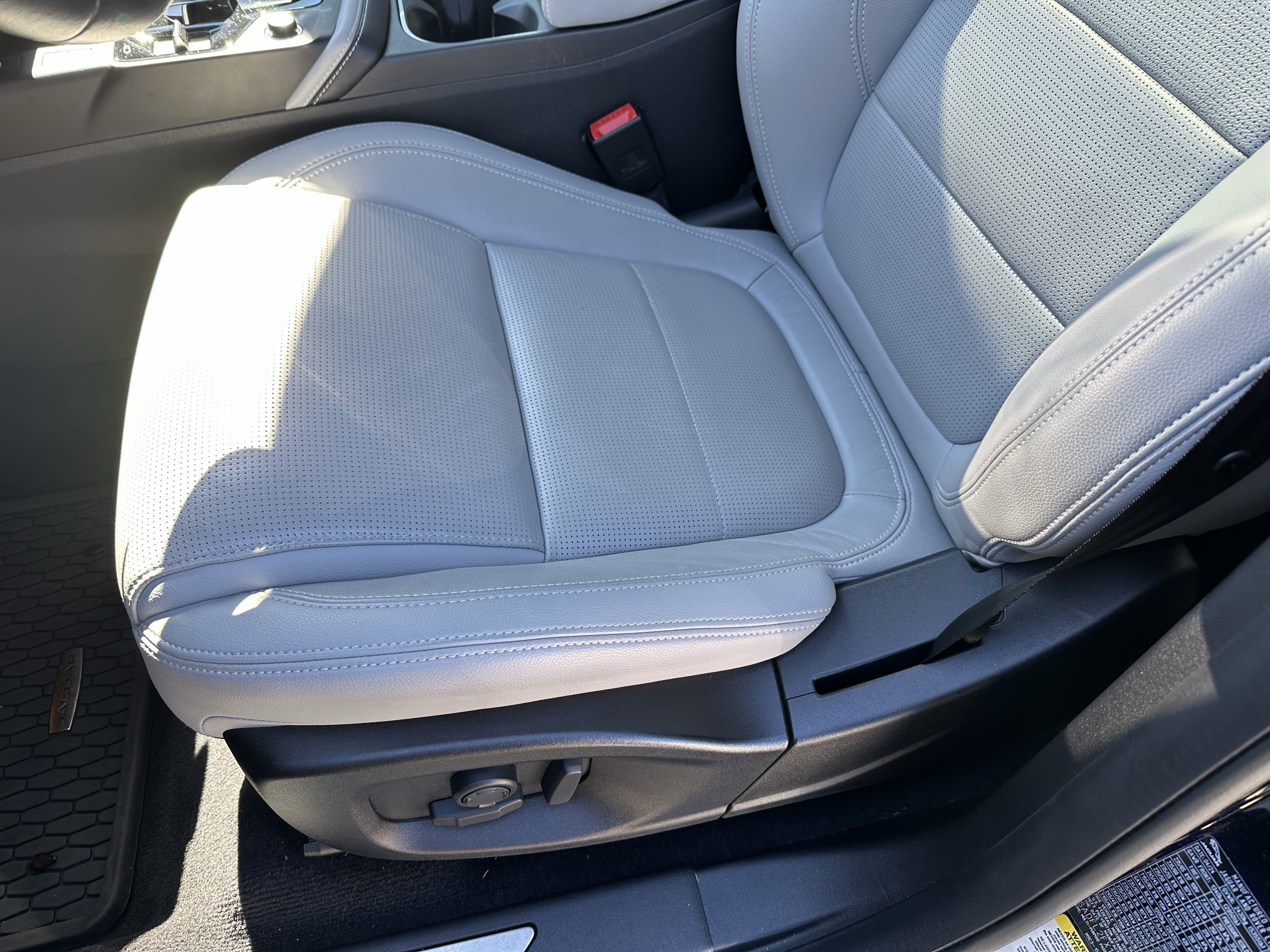 Certified 2024 Jaguar E-PACE R-Dynamic SE AWD/4WD image 17