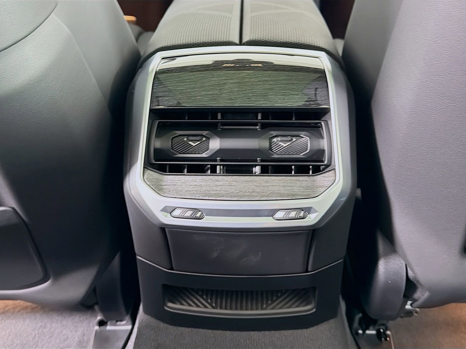 New 2026 BMW 750e xDrive image 28