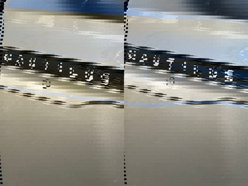 Used 2024 Lincoln Nautilus Reserve image 6