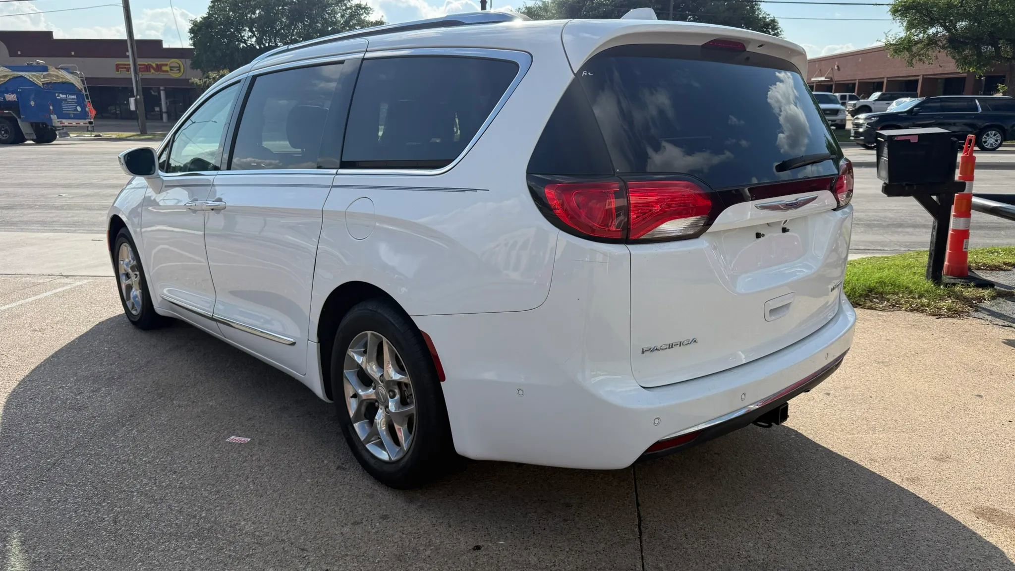 Used 2018 Chrysler Pacifica Limited image 3