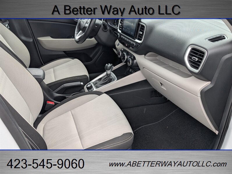 Used 2025 Hyundai Venue Limited FWD image 18