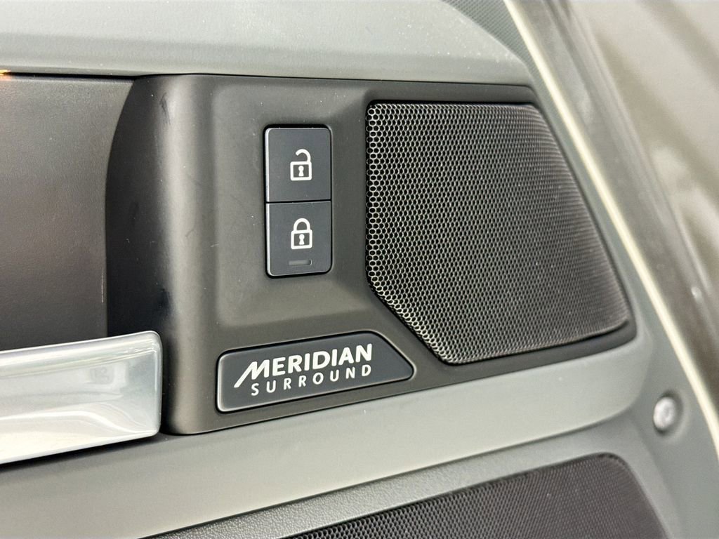 Used 2025 Land Rover Defender 110 X-Dynamic SE image 23