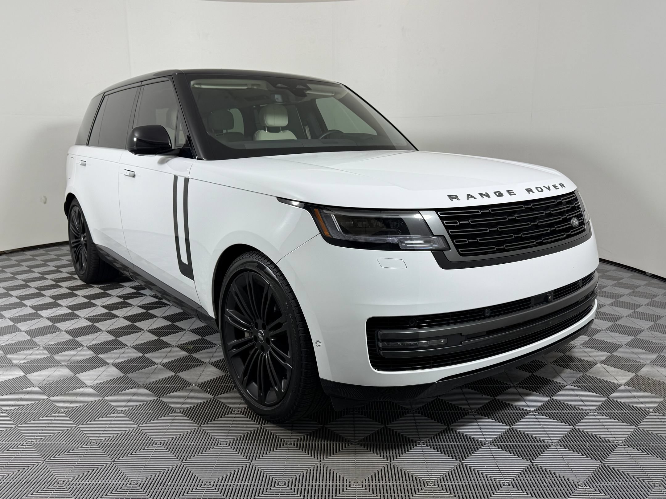 Used 2024 Land Rover Range Rover Long Wheelbase SE AWD/4WD image 8