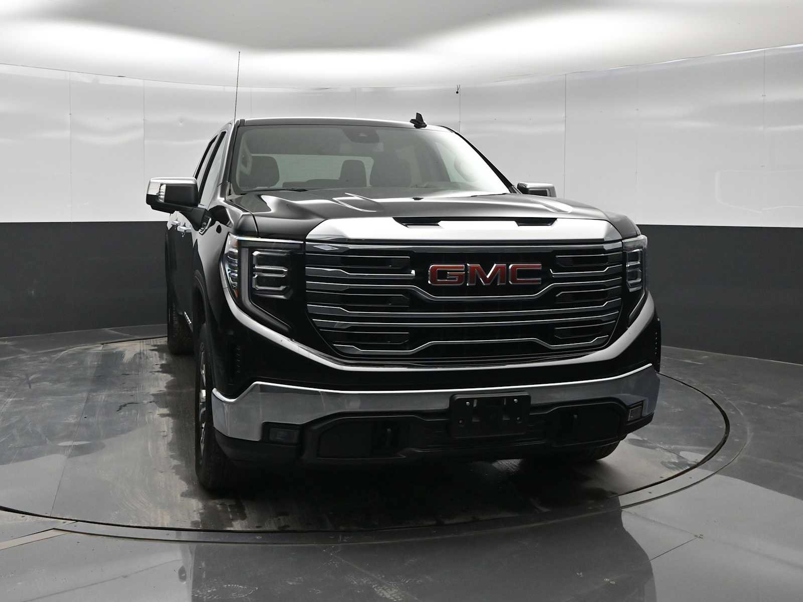 Used 2025 GMC Sierra 1500 SLT AWD/4WD image 2