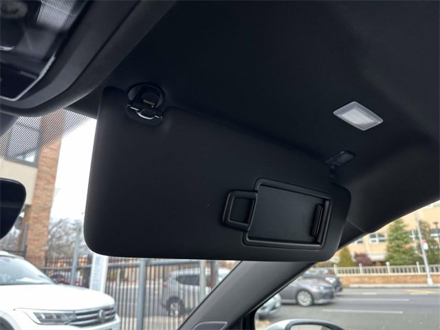 Certified 2022 Volkswagen Golf R image 32