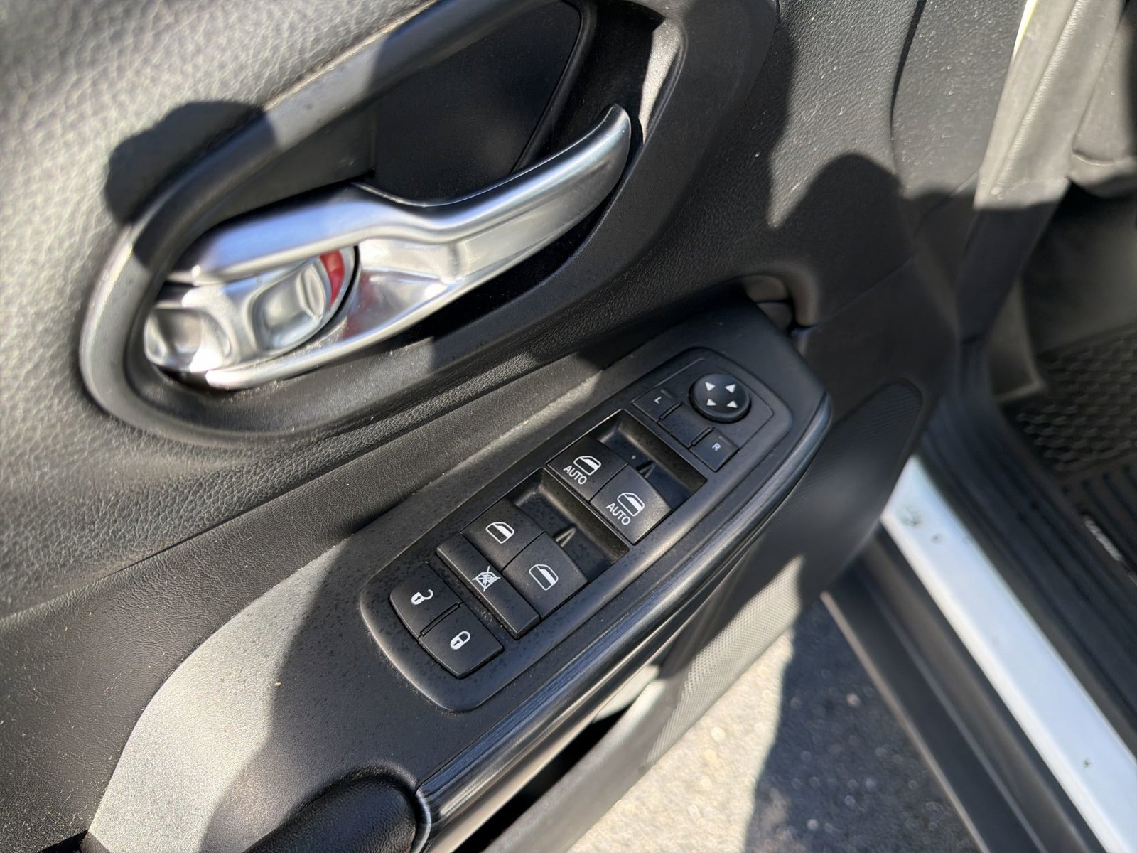 Used 2017 Jeep Cherokee Trailhawk w/ Comfort/Convenience Group AWD/4WD image 15