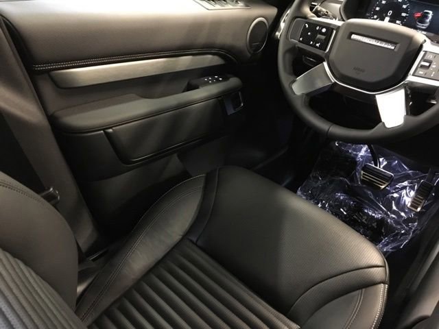 New 2024 Land Rover Discovery Dynamic SE image 25