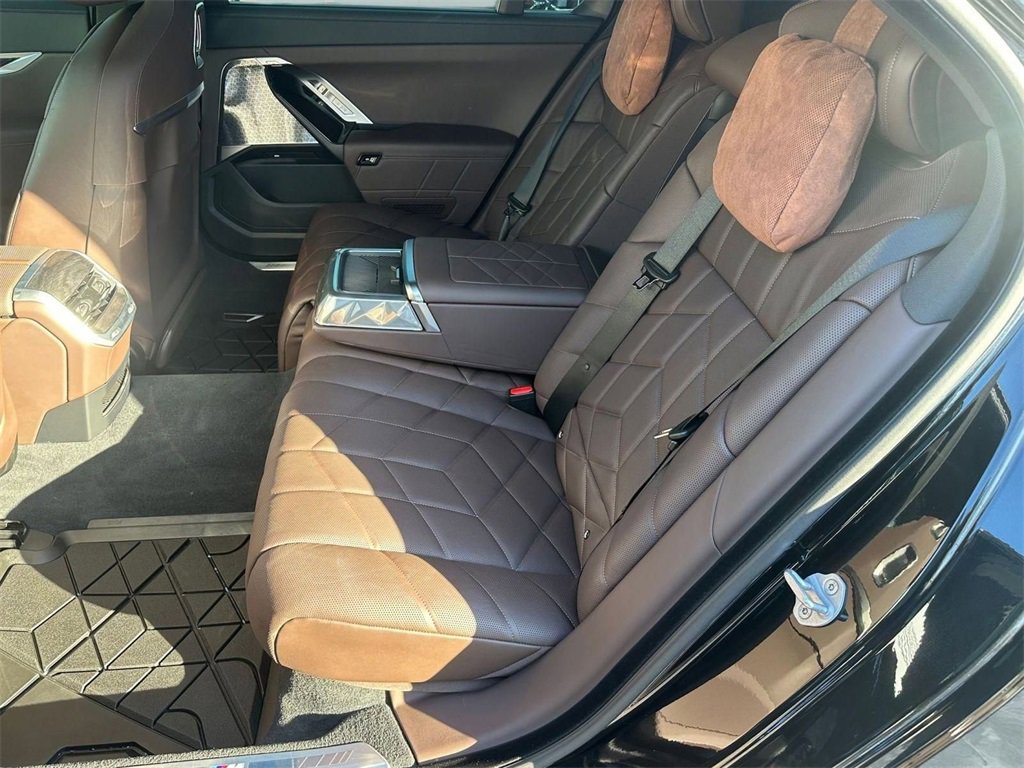 Used 2025 BMW 760i xDrive image 26