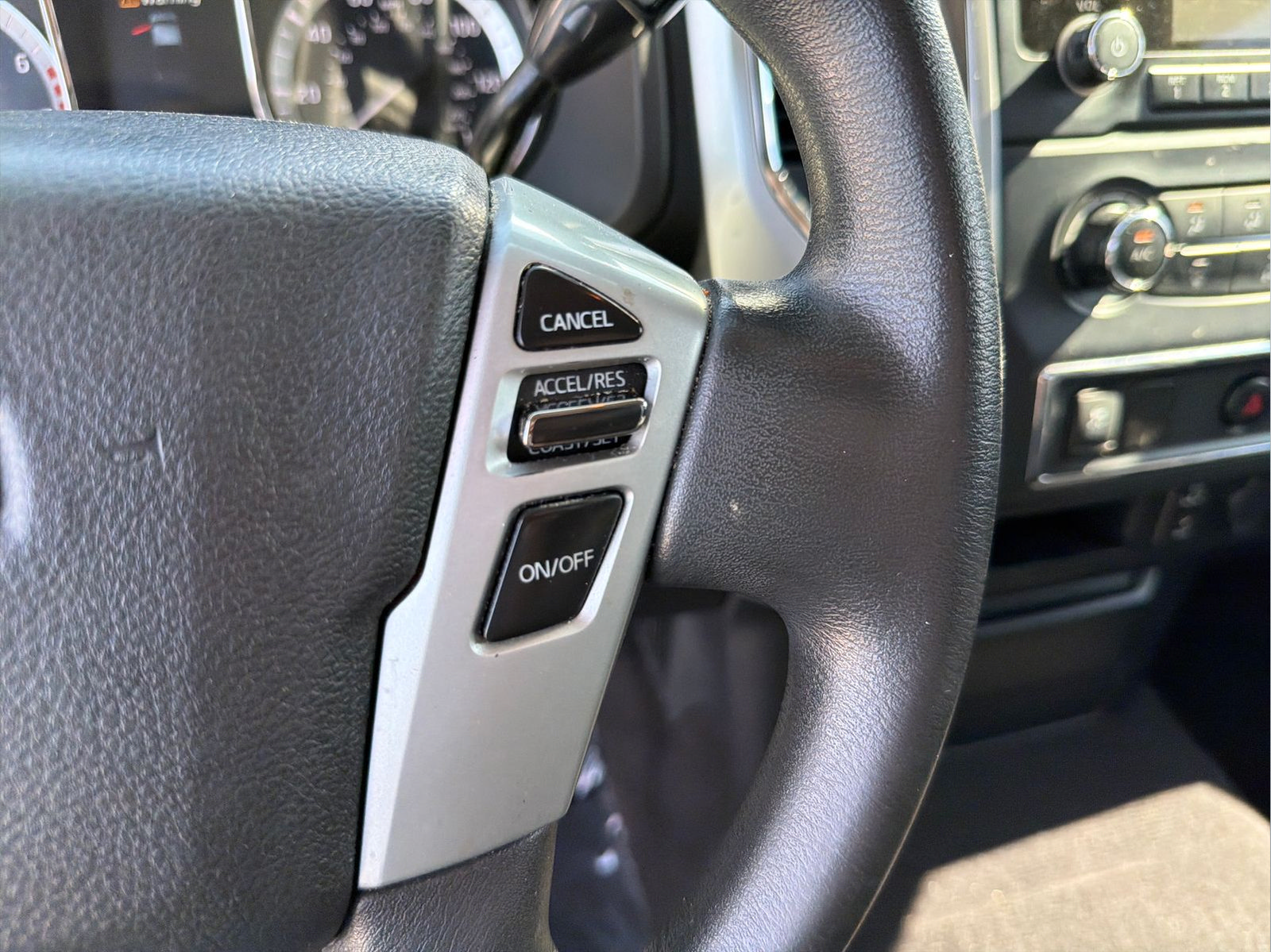 Used 2017 Nissan Titan SV RWD image 12