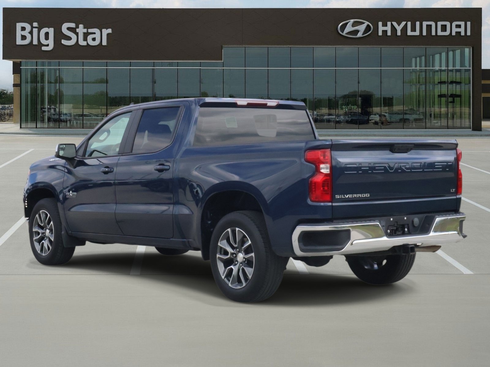 Used 2022 Chevrolet Silverado 1500 LT RWD image 3