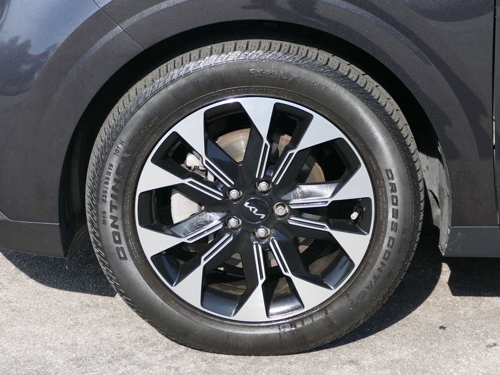 Used 2024 Kia Carnival EX image 10