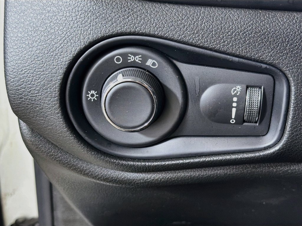 Used 2023 Jeep Renegade Latitude AWD/4WD image 12