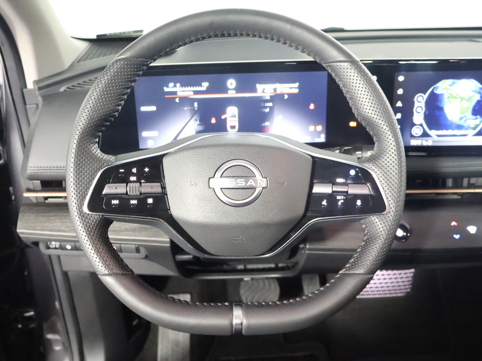Used 2024 Nissan Ariya AWD image 31