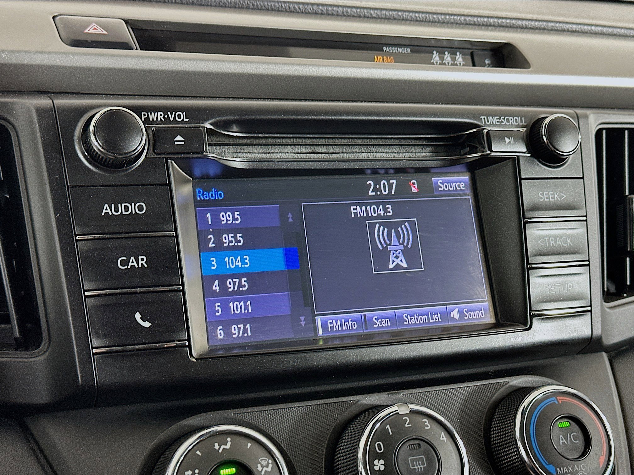 Used 2018 Toyota RAV4 LE FWD image 21