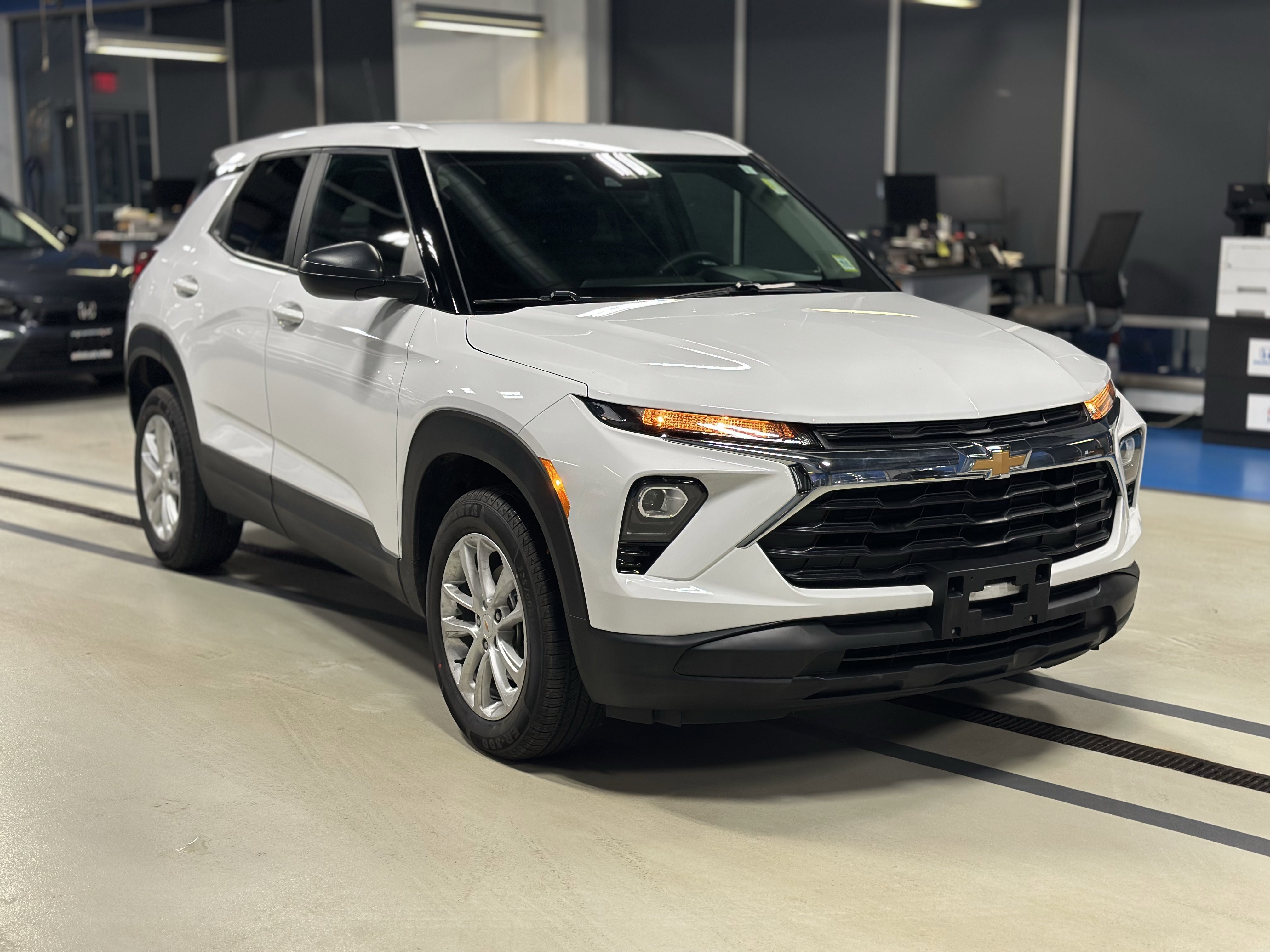 Used 2024 Chevrolet TrailBlazer LS w/ LS Convenience Package AWD/4WD image 3