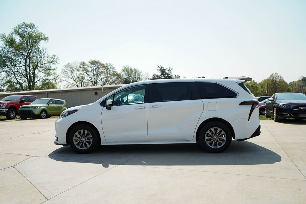 Used 2024 Toyota Sienna LE image 18